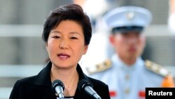 박근혜 한국 대통령이 22일 한국 부산 유엔기념공원에서 거행된 '유엔군 참전·정전 60주년 유엔 참전용사 추모식'에서 추모사를 하고 있다.