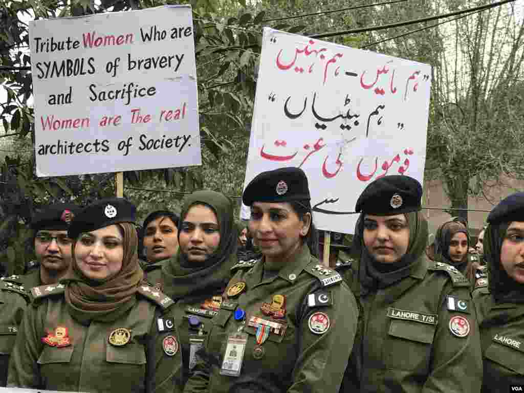 ریلی میں خاتون ایس پی افسر سے لے کر عام اہلکار شریک ہوئیں۔