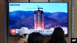 Lansiranja rakete Sjeverne Koreje prikazano tokom informativnog programa na željezničkoj stanici u Seulu, Južna Koreja, u ponedjeljak, 29. maja 2023.