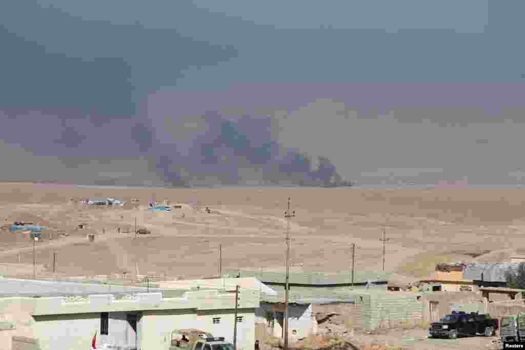Asap membubung dalam pertempuran di sebelah timur Mosul dengan kelompok militan Negara Islam (ISIS) di Irak (17/10). (Reuters/Azad Lashkari)