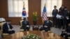 방한 중인 토니 불링큰 미 국무부 부장관(가운데 왼쪽)이 20일 윤병세 한국 외교부 장관과 외교부 청사에서 만나 면담하고 있다.