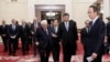 中国国家主席习近平与美国前国务卿基辛格步入北京人大会堂出席2019创新经济论坛。 （2019年11月22日）