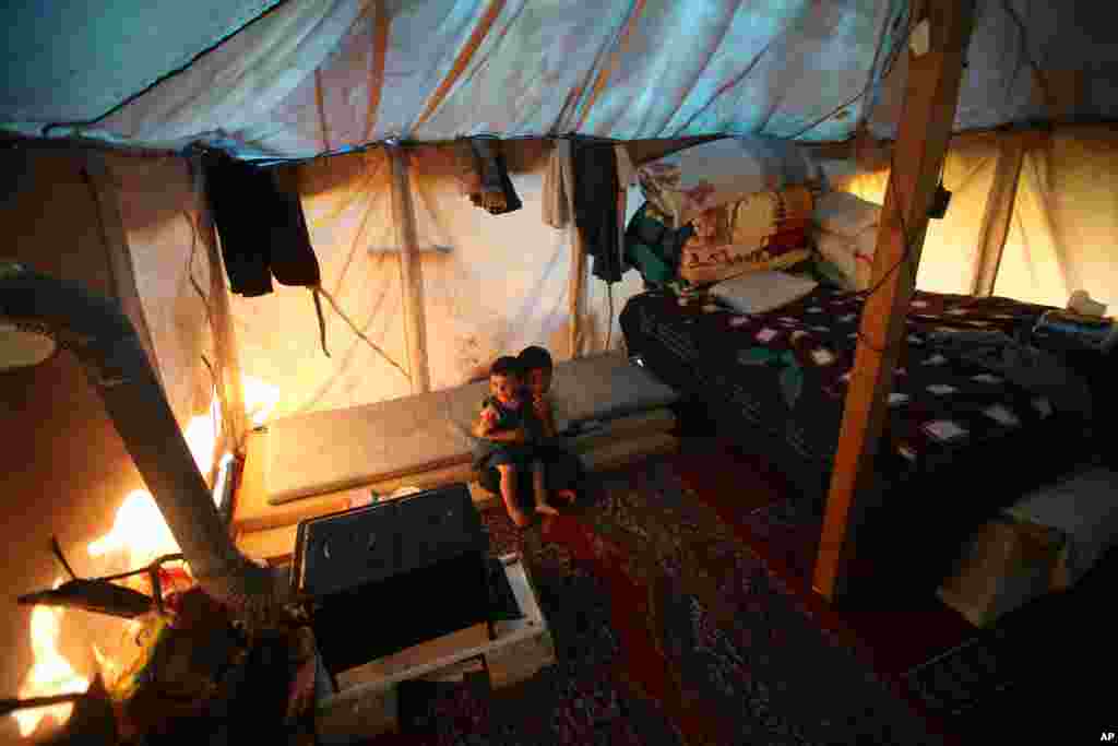 Anak-anak pengungsi Suriah di dalam tenda mereka di sebuah kamp pengungsi kecil di desa Ketermaya, Lebanon (14/3). (AP)