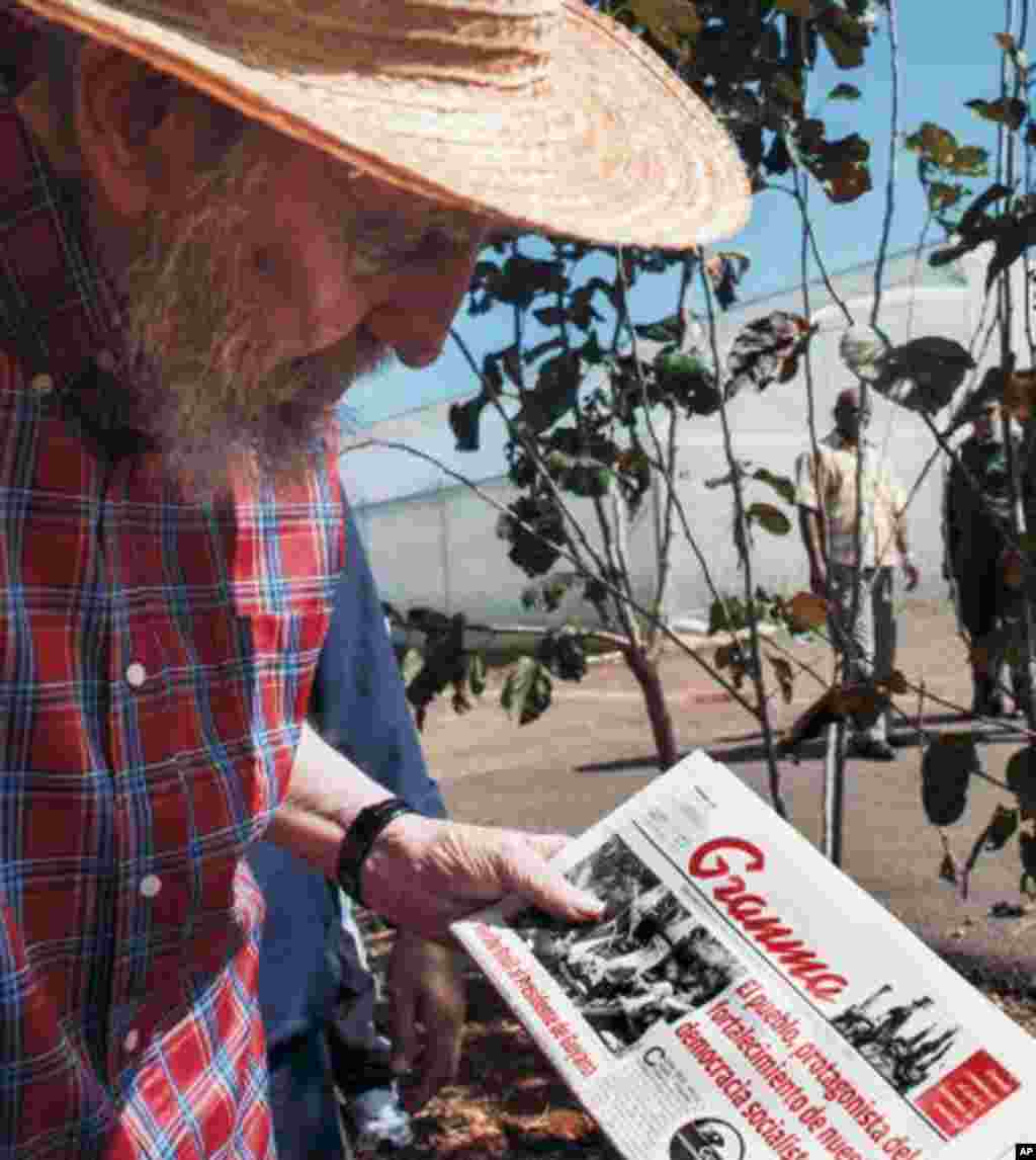 Fidel Castro lee la versión impresa del viernes 19 de octubre del periódico Granma en Cuba.