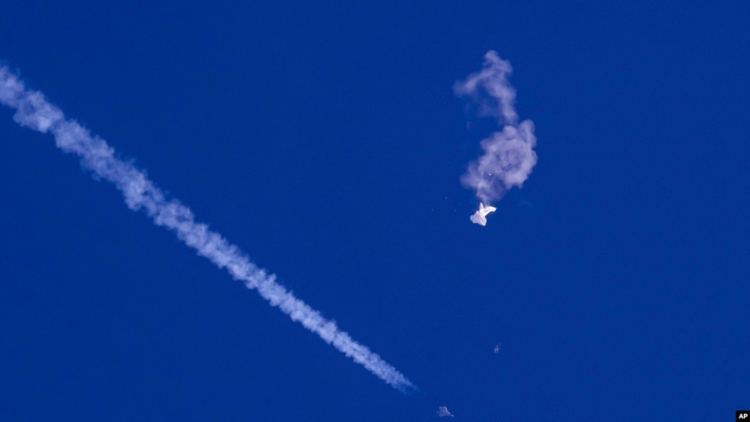 2023年2月4日，中國間諜氣球在美國南卡羅萊納附近空域被F-22噴氣戰鬥機用導彈擊落。圖為被擊落的氣球碎片在空中飄落。