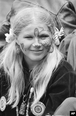 1967年在旧金山参与反文化运动集会的一名年轻女子