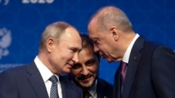 Ruski predsednik Vladimir Putin i turski predsednik Redžep Tajip Erdogan na ceremoniji u Istanbulu povodom otvaranja gasovoda Turski tok, 8. januara 2020.