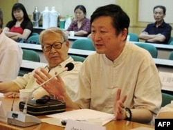 北京历史学者章立凡(右)、中央党校教授杜光(左)