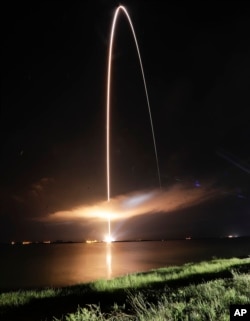 Raketa Delta IV, koja nosi solarnu sondu Parker, poleće sa lansirnog kompleksa 37 u svemirskom centru Kenedi, 12. avgusta 2018, u Kejp Kanaverelu, Florida.