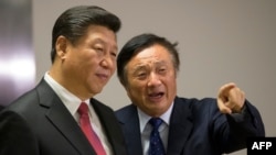 中国领导人习近平（左）于2015年10月21日对英国进行国事访问期间，在伦敦参观了中国科技公司华为技术有限公司，并由华为总裁任正非陪同讲解。