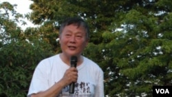 魏京生在紀念會上講話 (美國之音申華拍攝)