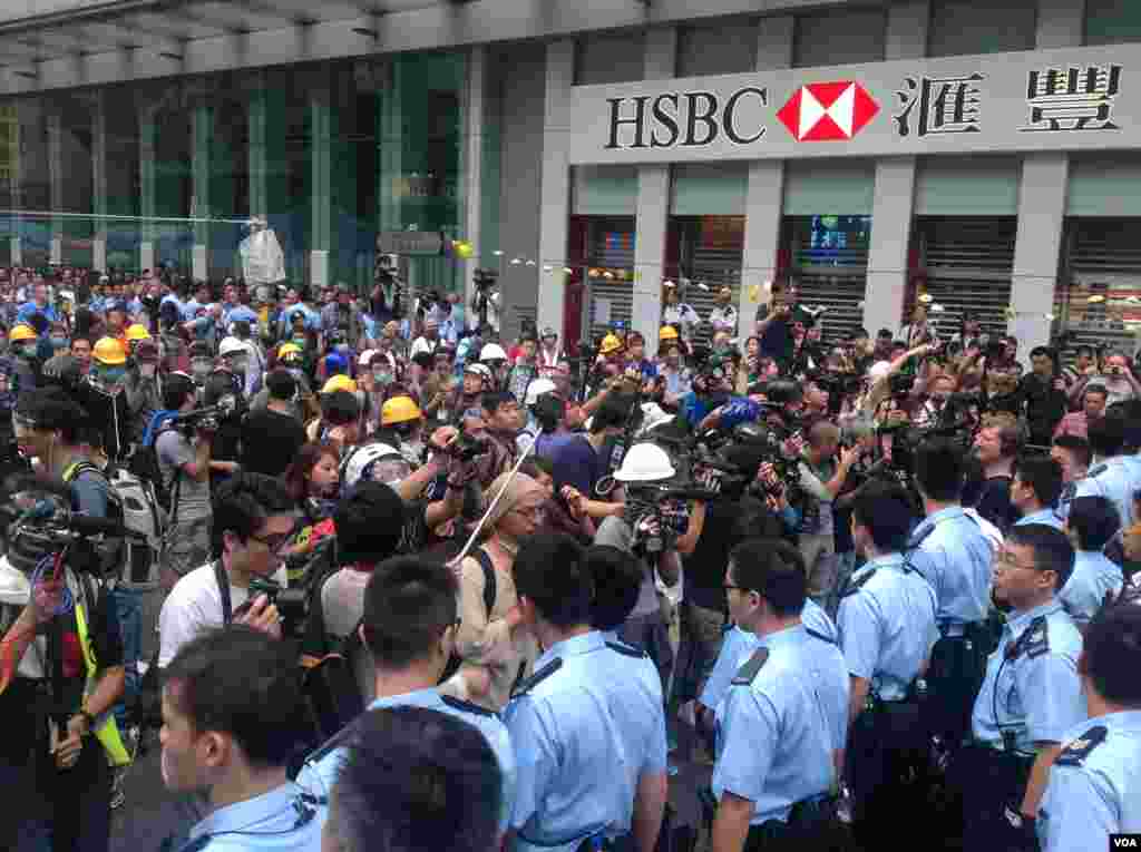 香港警方星期三上午展開強行清場行動(美國之音海彥拍攝)。