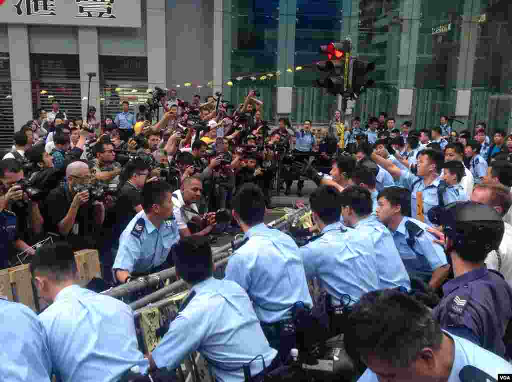 香港警方星期三上午展開強行清場行動(美國之音海彥拍攝)。