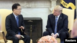美国总统川普在白宫会晤到访的韩国国家安全室室长郑义溶（左）。（2018年3月8日）