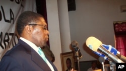 Isaías Samakuva responde energicamente ás pressões dos adversários internos