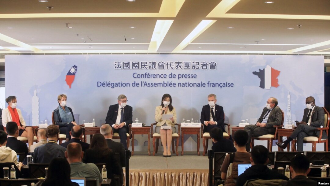 由法國國民議會友台小組主席戴扈傑(François de Rugy)率領的法國國民議會代表團成員在台北召開記者會。（2021年12月17日）