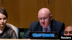 Balozi wa Russia katika Umoja wa Mataifa, Vassily Nebenzia (Katikati).