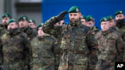 德国士兵在立陶宛西部维尔纽斯西部一个军事基地参加北约军队的欢迎仪式（2017年2月7日）