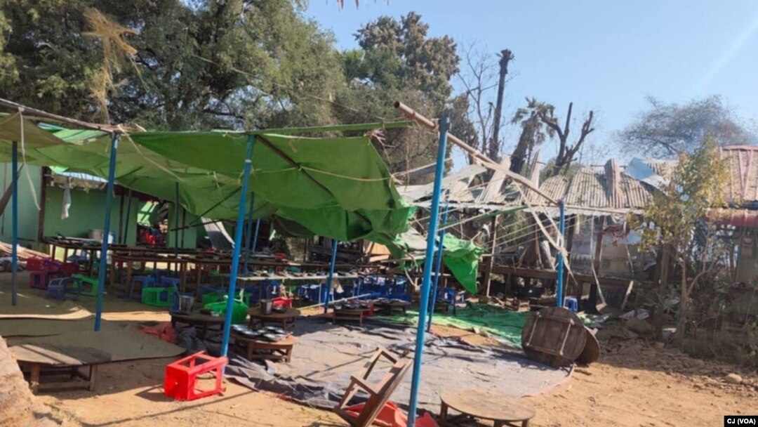 မြိုင်မြို့နယ် ဆုံကုန်းရွာဘုန်းကြီးကျောင်း မင်္ဂလာပွဲ ဗုံးကျဲ တိုက်ခိုက်ခံရအပြီး (ဓါတ်ပုံ CJ) (ဖေဖေါ်ဝါရီ ၂၅၊ ၂၀၂၅)