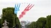 Aviones Alpha de la Patrulla de la Fuerza Aérea de Francia durante el tradicional desfile militar del Día de la Bastilla en la Avenida de los Campos Elíseos en París. Julio 14 de 2019.