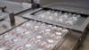 ARCHIVO - Esta imagen fue proporcionada por Pfizer en noviembre de 2021 y muestra las píldoras COVID-19 de la compañía.