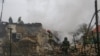Petugas berupaya memadamkan api di lokasi yang terdampak serangan rudal Rusia, di Odesa, Ukraina, 20 April 2024. (REUTERS/Serhii Smolientsev)