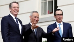 美中两国在华盛顿举行贸易谈判之前，中国副总理刘鹤与美国贸易代表莱特希泽(左)和财政部长姆努钦向媒体示意（2019年10月10日）。