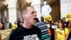 Manifestantes se congregan en el Capitolio en Washington para protestar contra las políticas fronterizas y de inmigración del gobierno, el 25 de junio del 2019. (AP Foto/Patrick Semansky)