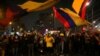 Manifestantes colombianos ondean sus banderas durante la jornada de protestas contra el gobierno del presidente Iván Duque. REUTERS