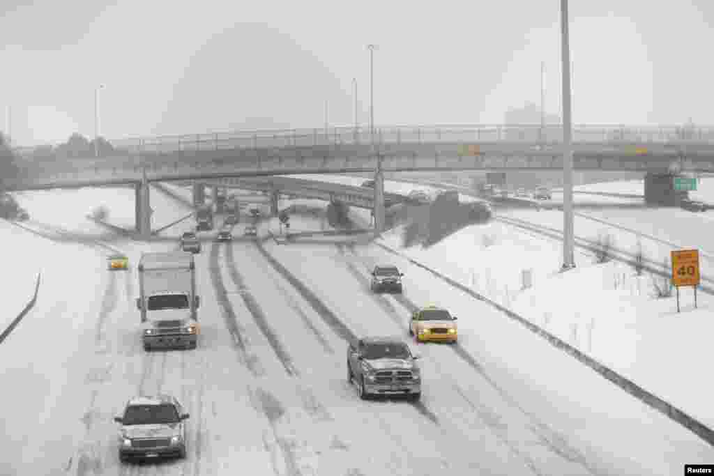 Automobilistas encaram a neve ao longo da estrada Interstate-94 em Detroit, Michigan Jan. 2, 2014.