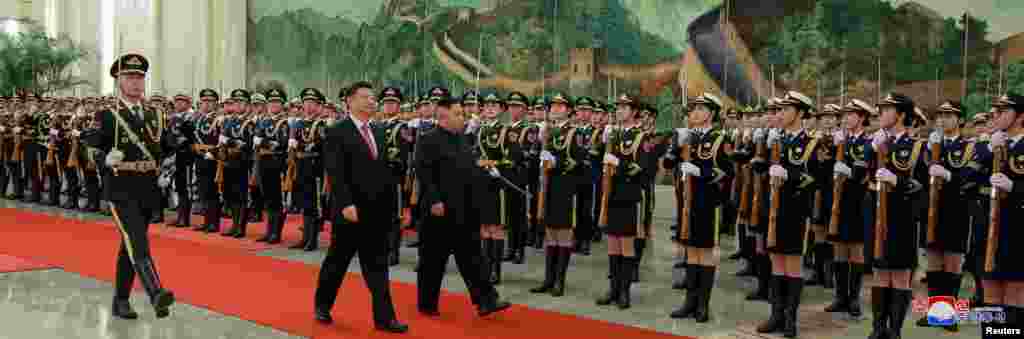 中国国家主席习近平和朝鲜领导人金正恩2019年1月8日在北京人大会堂的欢迎仪式上阅兵。金正恩去年6月与特朗普举行首次峰会前夕也访问了北京,与中国领导人习近平见面。特朗普曾经在推文中暗示对金正恩那次访华不满,称北京对这位朝鲜领导人施加了不良影响。不过1月7日美国国务卿蓬佩奥在一个电视访谈节目中赞扬中国为解决朝鲜核危机提供的支持。他还说,他不认为目前的美中贸易争端会影响中国的这项努力。