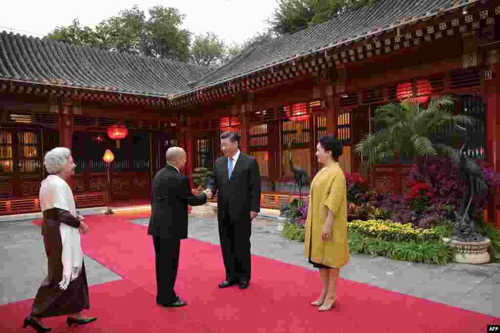 2018年9月19日,在北京钓鱼台国宾馆的一处中式庭院,中国国家主席习近平和夫人彭丽媛欢迎柬埔寨国王诺罗敦·西哈莫尼及其母亲莫妮列太后。诺罗敦·西哈莫尼是柬埔寨前任国王诺罗敦·西哈努克的小儿子,在2004年10月从他父亲那里继承了这个在柬埔寨基本上属于象征意义的王位。继承王位后第一次正式出访就是访问中国, 希望吸引中国对柬埔寨的投资。