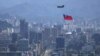一架悬挂台湾旗帜的支奴干直升机在台北市上空飞行。（2021年10月7日）