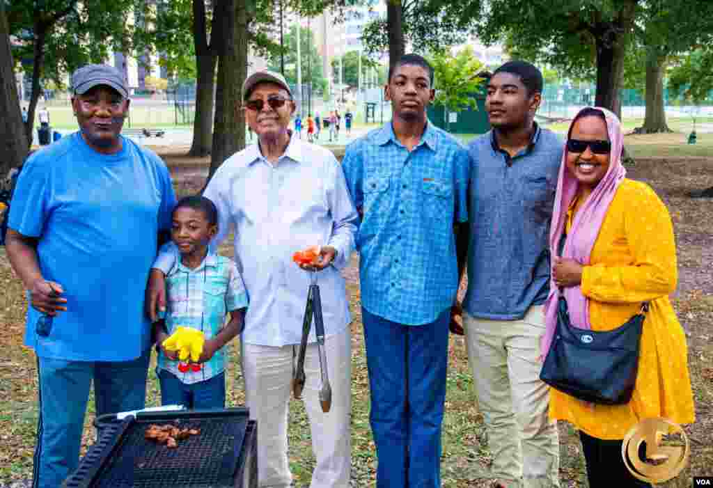 Ma'aikatan Muryar Amurka da iyalansu a filin Quincy Park dake jihar Virginia.