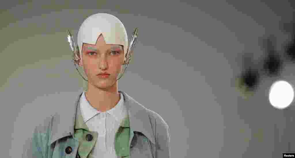 Seorang model memperagakan sebuah hasil karya perancang Inggris, John Galliano, sebagai bagian dari koleksi siap pakai musim Panas/Gugur 2017 untuk wanita dari balai adibusana Maison Margiela selama Pekan Peragaan Adibusana di Paris, Perancis.