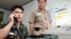 남북한은 5일 개성공단 공동위원회 산하 통행·통신·통관 분과위원회 회의에서, 6일부터 서해 군 통신선을 재개하기로 합의했다. 사진은 지난 2005년 8월 도라전망대 남북통신연락소에서 한국 군 관계자들이 북측과 시범통화를 실시하는 모습.
