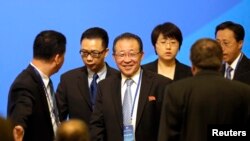 2013年9月18日，朝鲜第一副外相金桂冠（中）抵达在北京钓鱼台国宾馆参加六方会谈开启10周年论坛会的开幕式。

