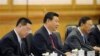 တရုတ်သမ္မတ Xi Jinping (လယ်)၊ မြန်မာသမ္မတ ဦးသိန်းစိန် (ယာ)တို့အား Great Hall မှာ တွေ့ရစဉ်။ (ဂျွန် ၂၈၊ ၂၀၁၄)