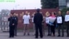 湖南民主人士朱承志（白衣）等維權人士到監獄迎接譚作人出獄（六四天網圖片）