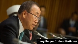El secretario general de la ONU, Ban Ki-moon, apeló a líderes mundiales para que ayuden más a los migrantes en Europa.