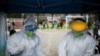 Personal médico preparan los artículos para realizar pruebas de COVID-19 en un vecindarios donde la alcaldía decretó una cuarentna estricta por el aumento de casos en Bogotá, Colombia. 14 de julio, 2020.