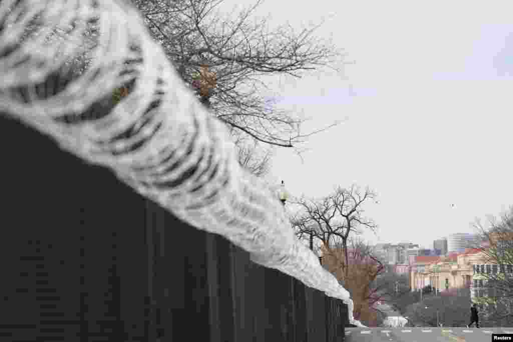 Las vallas de metal de unos 2 metros de altura rodean las principales zona de la capital de Estados Unidos. 17 de enero de 2021.