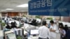 개성공단 입주기업들에 대한 경협보험금 지급을 개시한 8일 한국수출입은행의 남북협력사업부 경협금융팀 관계자들이 보험금 지급을 준비하고 있다.(자료사진)