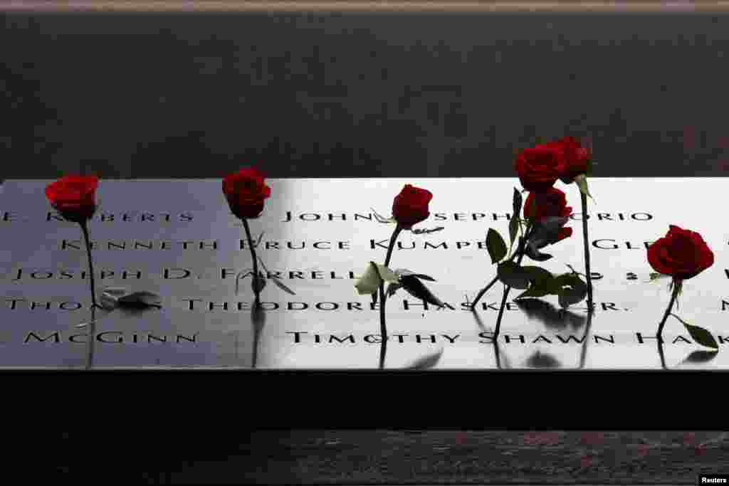 Bunga-bunga mawar menghiasi Memorial dan Museum Nasional 11 September di kota New York (11/9). (Reuters/Brendan McDermid)