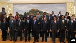 2014年10月24日中国国家主席习近平(中)在北京参加亚洲基础设施投资银行签字仪式。