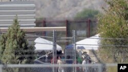 德克萨斯州分别羁押非法移民儿童和成年人的设施