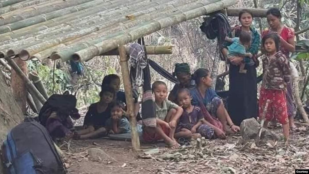 မြန်မာပြည်တွင်းက စစ်ဘေးပဋိပက္ခတွေအတွင်း အိုးအိမ်စွန့်ခွါ ထွက်ပြေးနေကြရတဲ့ ကလေးများ။ (ယခင် မှတ်တမ်းဓာတ်ပုံ)