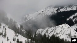 笼罩在雾霭之中的加州塞拉山回声峰。（2017年2月2日）