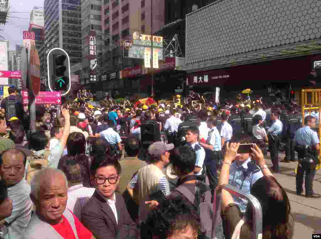 香港警方星期三上午展開強行清場行動(美國之音海彥拍攝)。