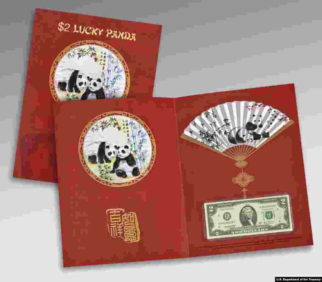 为了迎接中国农历新年,美国财政部铸印局推出的以中国熊猫为设计主题的两元面值美金。这和一些中国官民抵制圣诞节形成对比。
